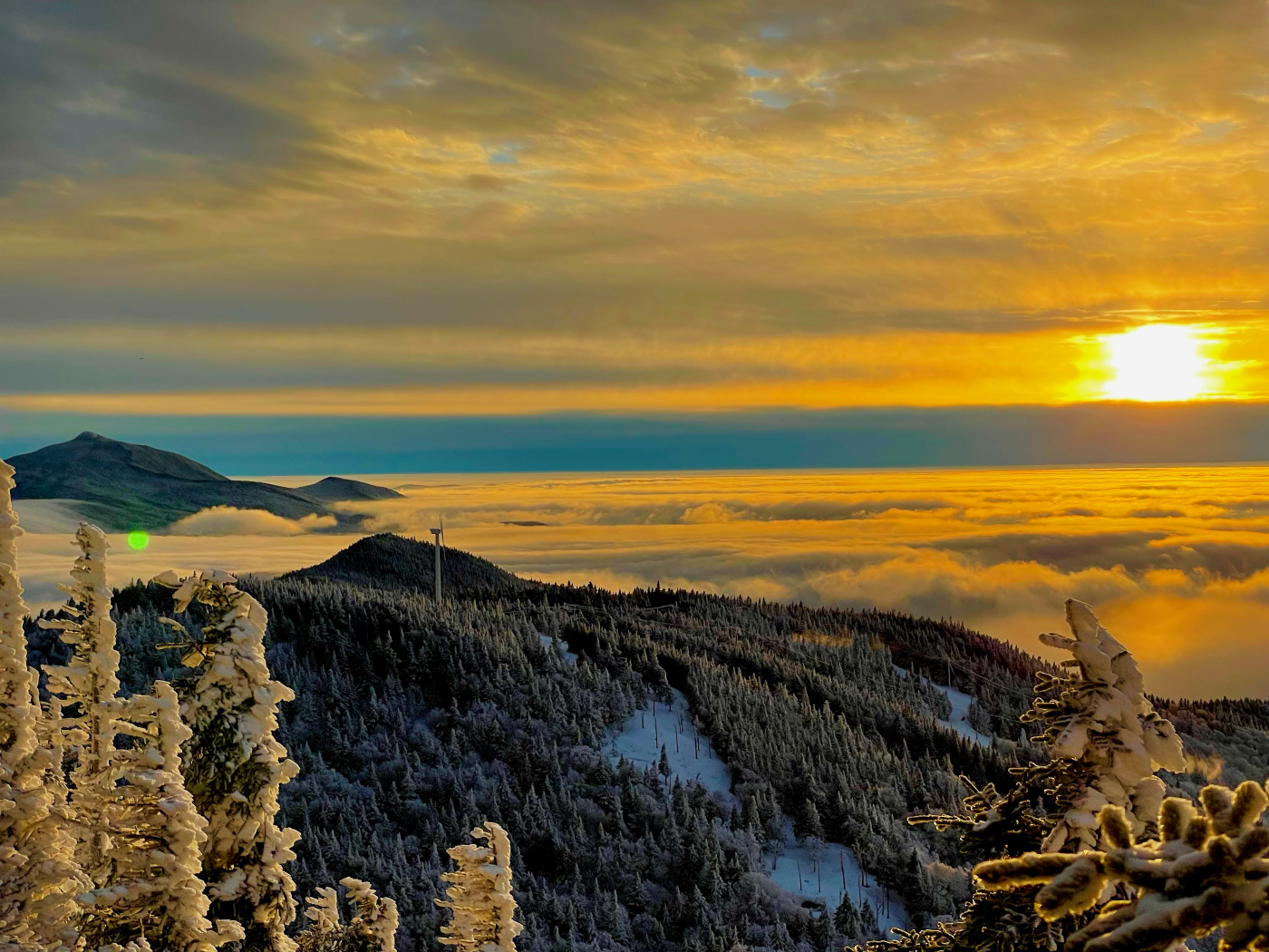 Bolton Valley in USA - the sun is setting behind the clouds.
