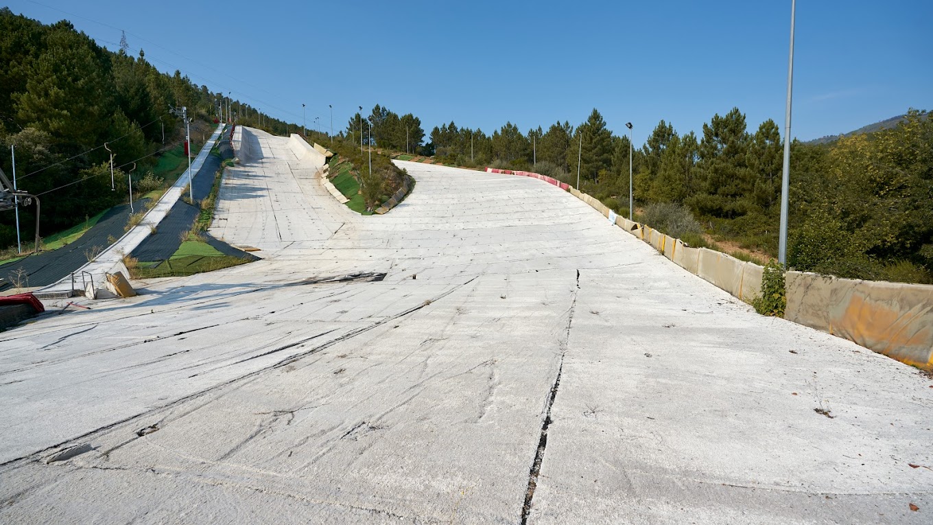 Ski parque in Portugal - a road that is under construction in the mountains.