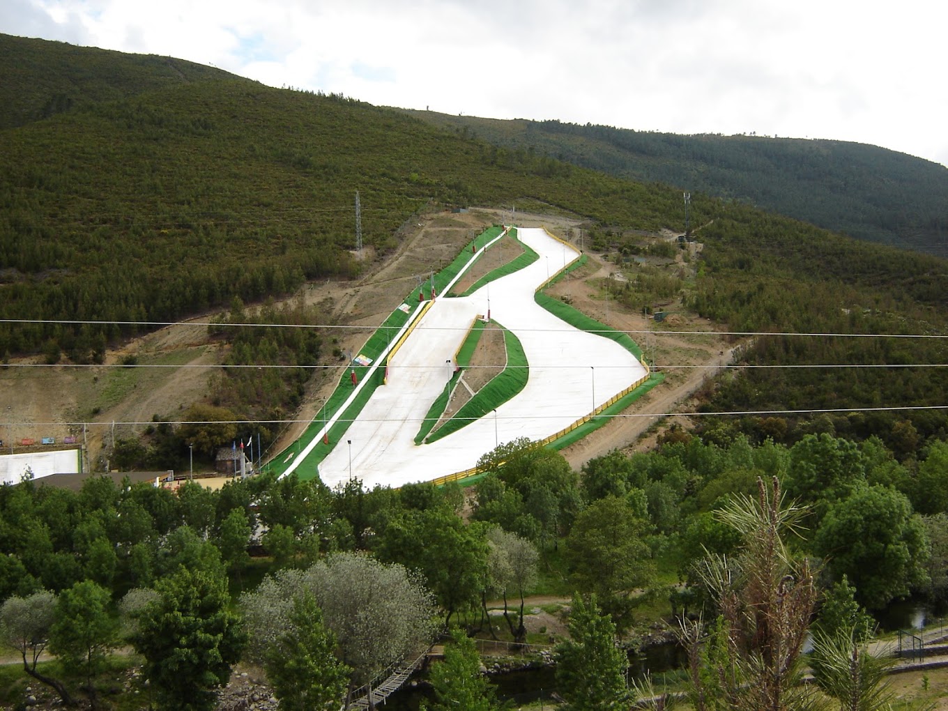 Ski parque in Portugal - a hill covered in trees.