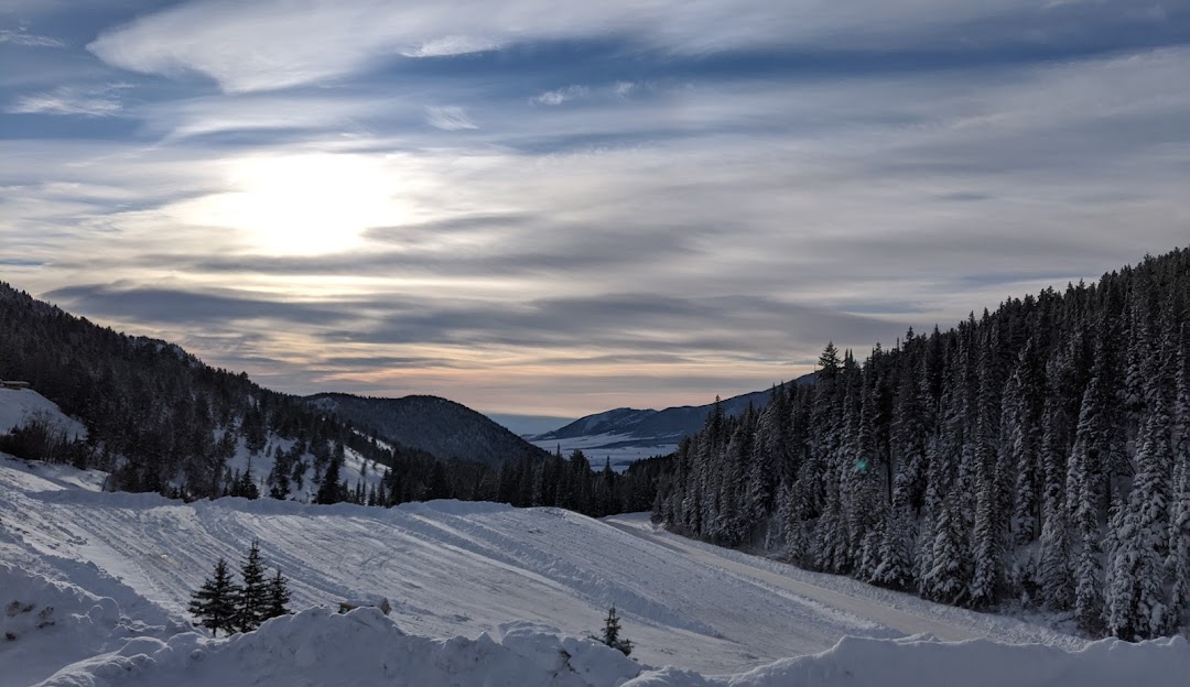 Red Lodge Mountain in USA - the sun is shining in the sky over the snow covered mountains.