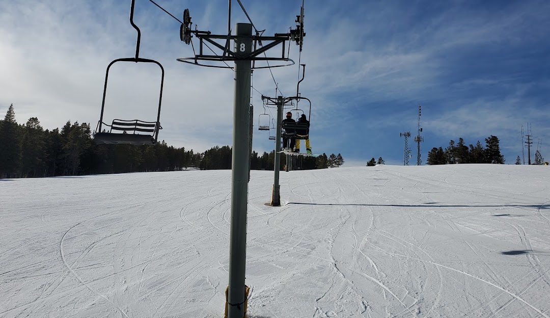 Red Lodge Mountain in USA - a ski slope with a ski lift in the background.
