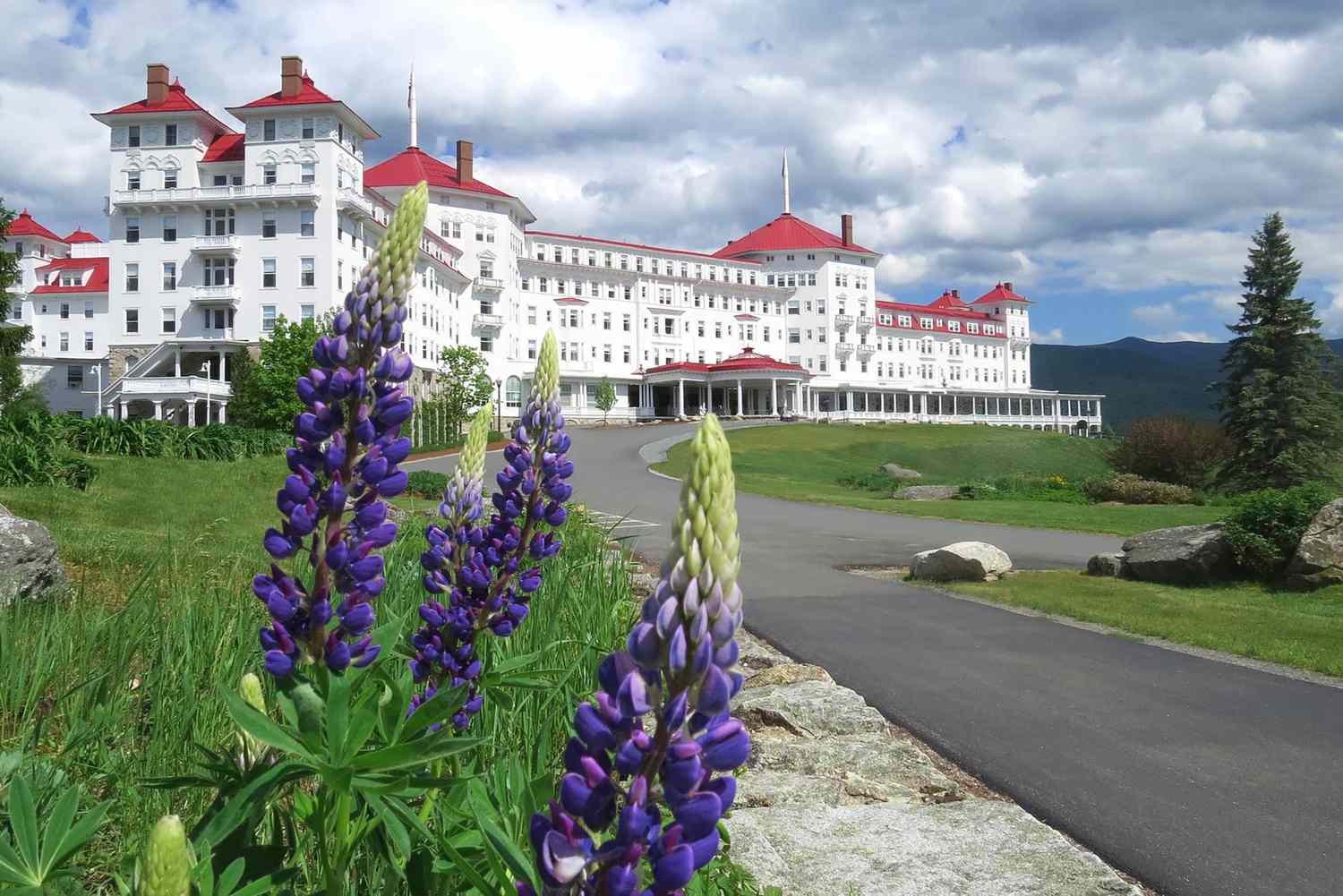 Bretton Woods in USA: a large white building with a red roof.