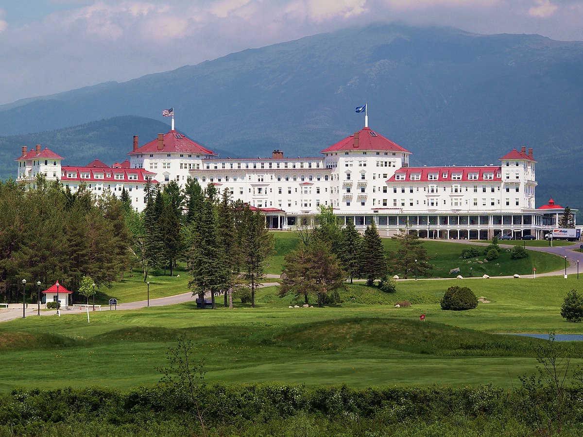 Bretton Woods in USA: a golf course with a large white building in the background.