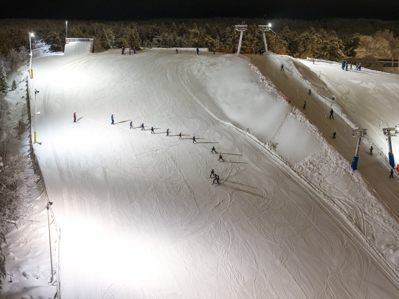 Hemlingbybacken – Gävle in Sweden - a group of people skiing down a snowy slope.