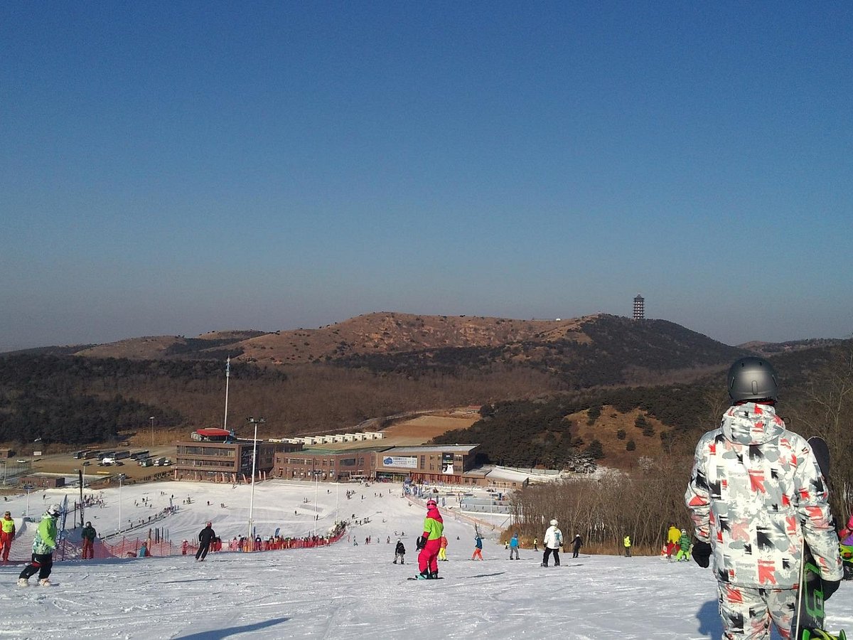 Mäuseberg – Daun in Germany - a group of people standing on a snow covered slope.
