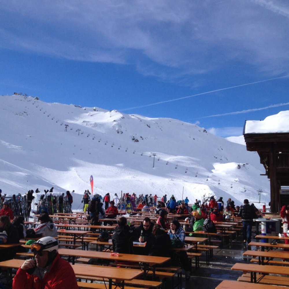 Skilift Gesellschaft in Germany - a group of people sitting at tables in the snow.