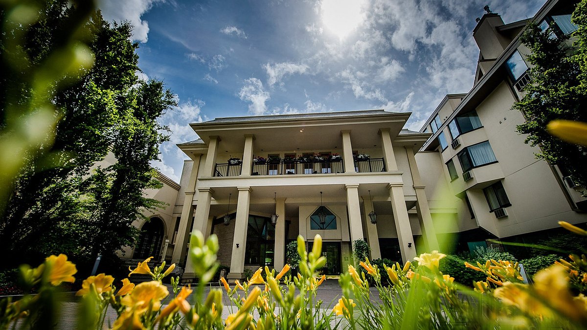 Hockley Valley in Canada - a house with yellow flowers in front of it.