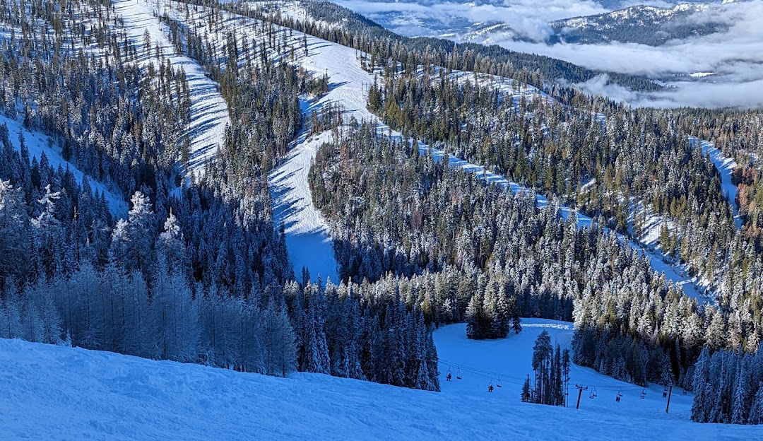 49° North Mountain Resort in USA - a view of the mountains from the top of a mountain.
