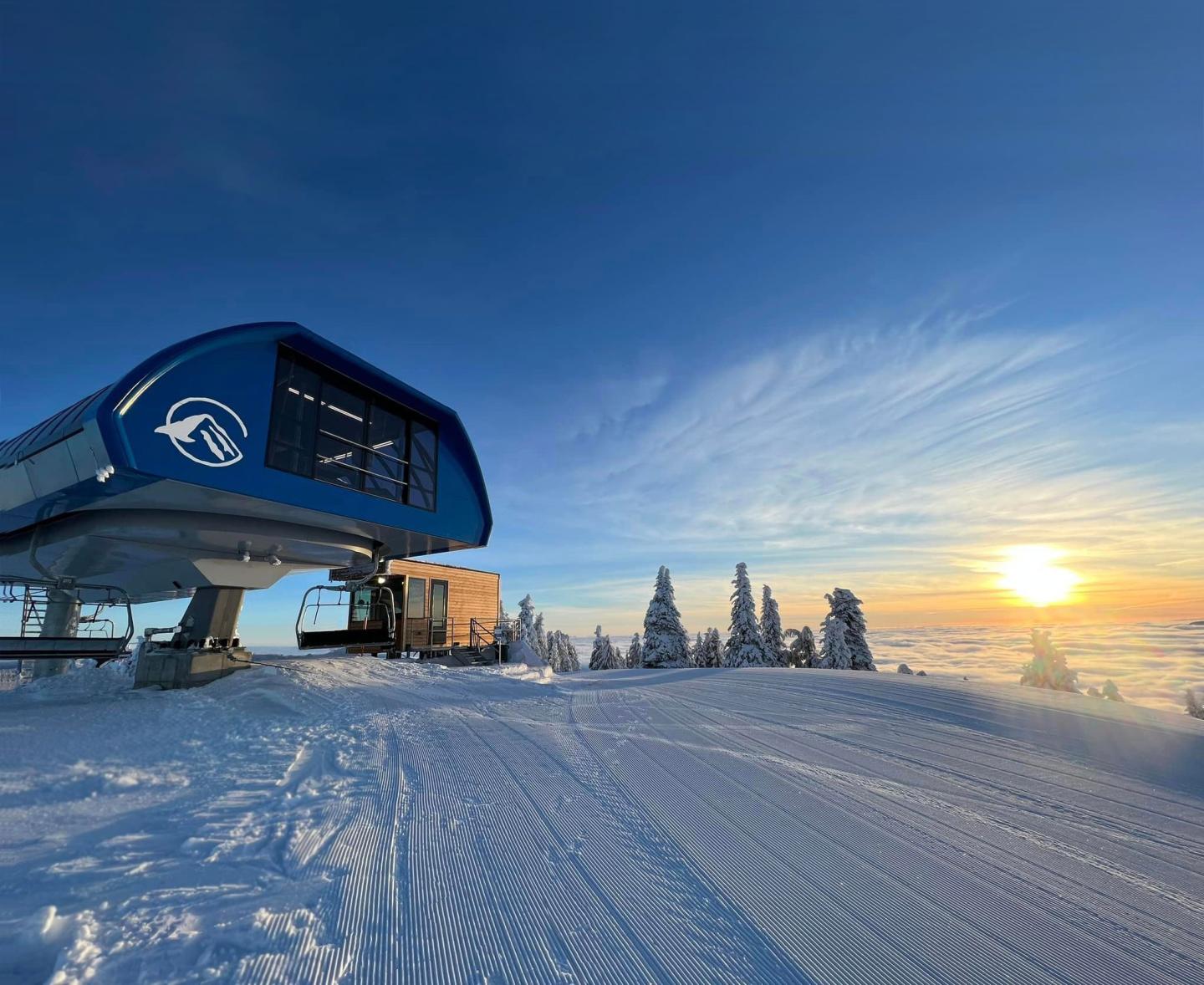 49° North Mountain Resort in USA - a ski lift going up a snowy hill.