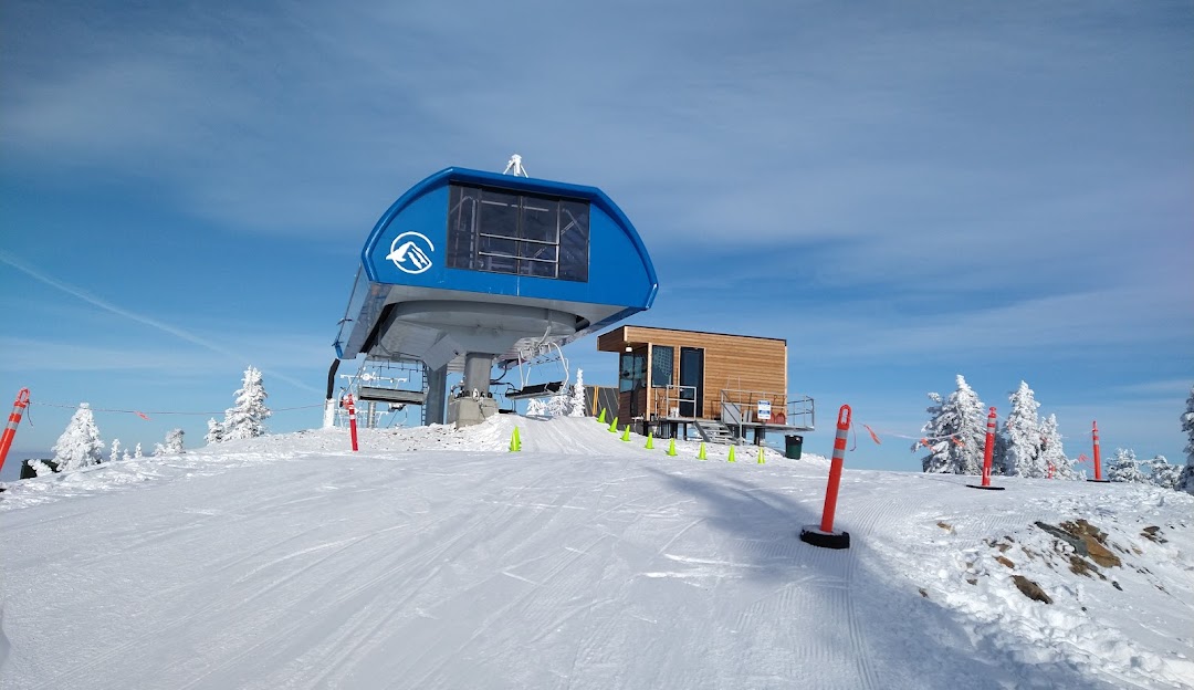 49° North Mountain Resort in USA - a ski lift on top of a snowy mountain.