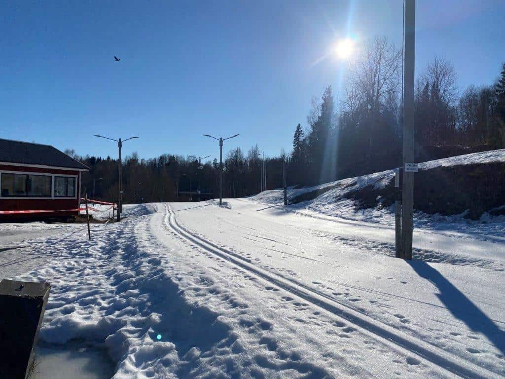 Klackbergsbacken in Sweden: a street with snow on the ground and a building in the background.