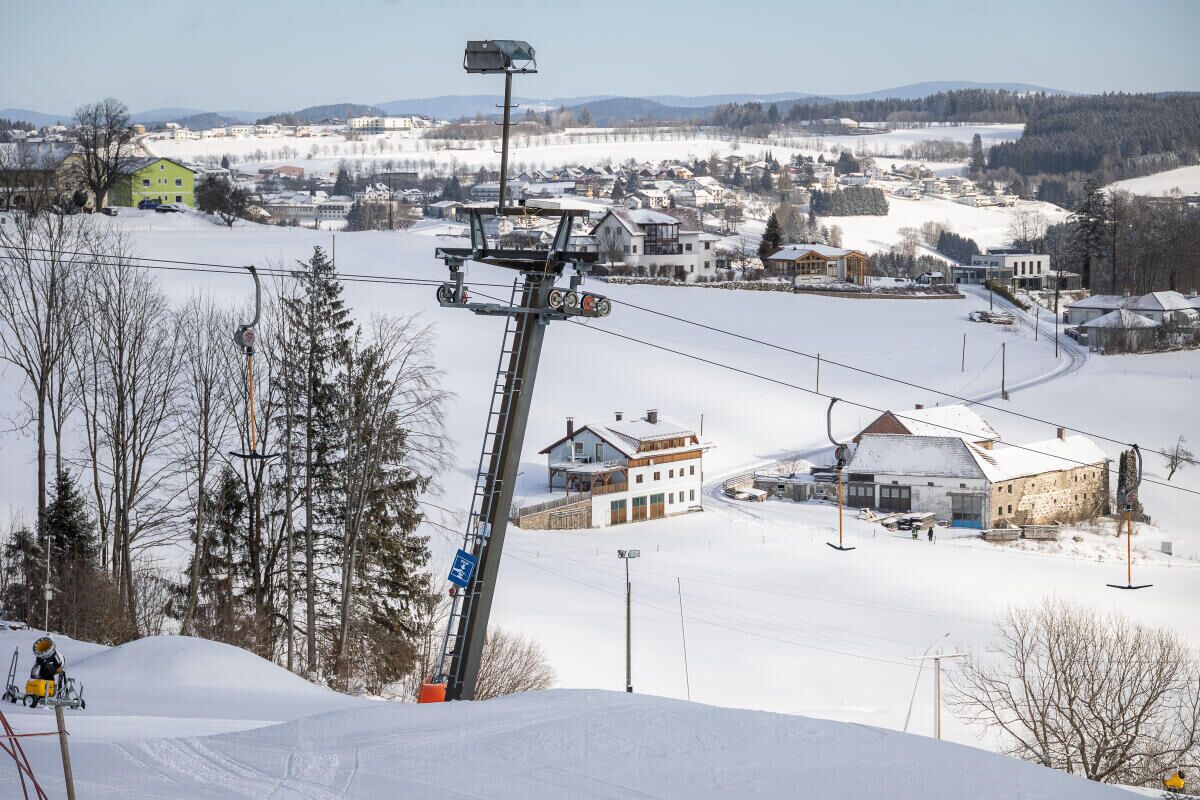 Kaiserlift – Kirchschlag bei Linz in Austria - a ski lift going up a hill covered in snow.