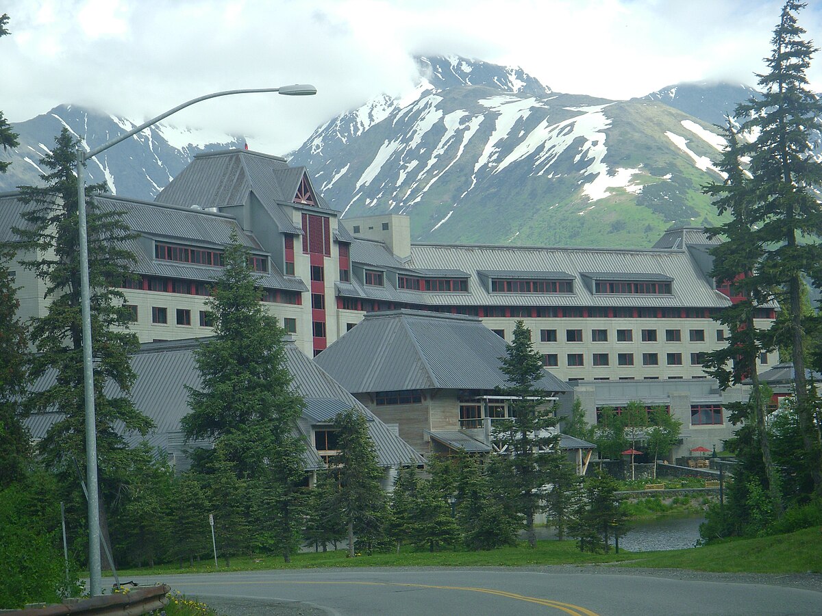 Alyeska Resort – Girdwood in USA: a large building with a mountain in the background.