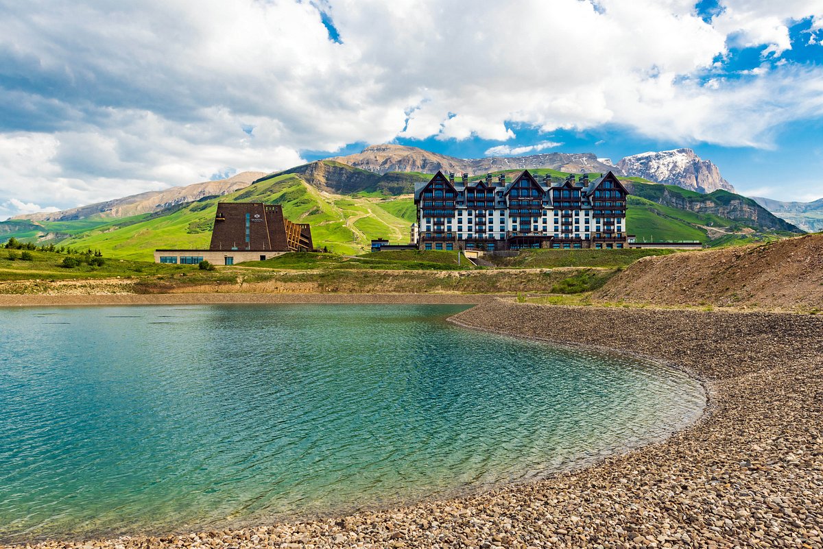 Shahdag Mountain Resort in Azerbaijan - a lake with mountains in the background.