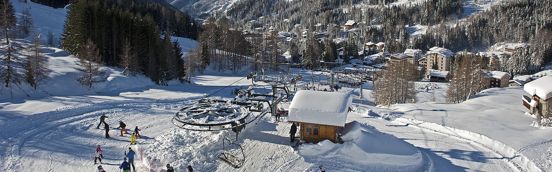 Valchiavenna – Madesimo | Campodolcino in Italy - a group of people skiing down a snowy slope.