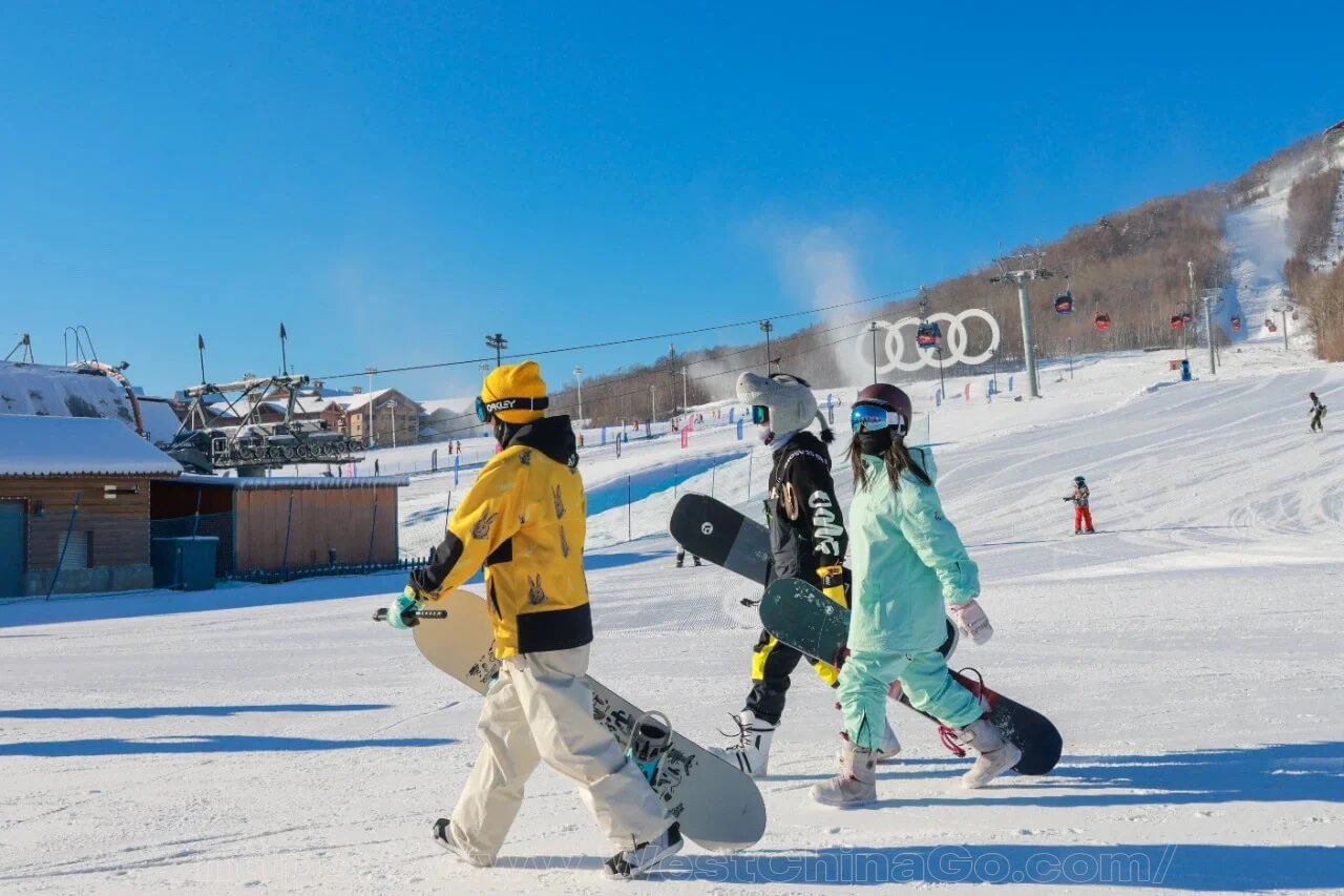Yabuli in China - two snowboarders in the snow.