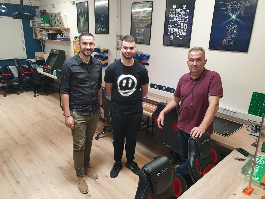 Skijalište Tominac in Croatia - two men standing next to each other men.