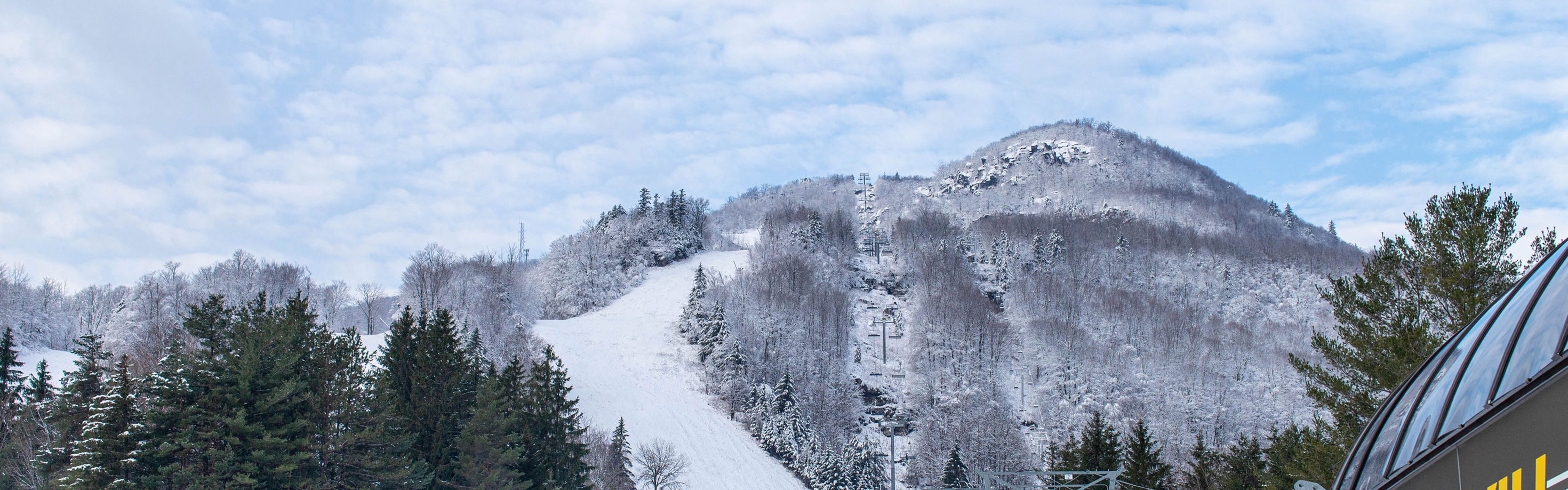 Hunter Mountain in USA - a ski lift going up a snowy mountain.