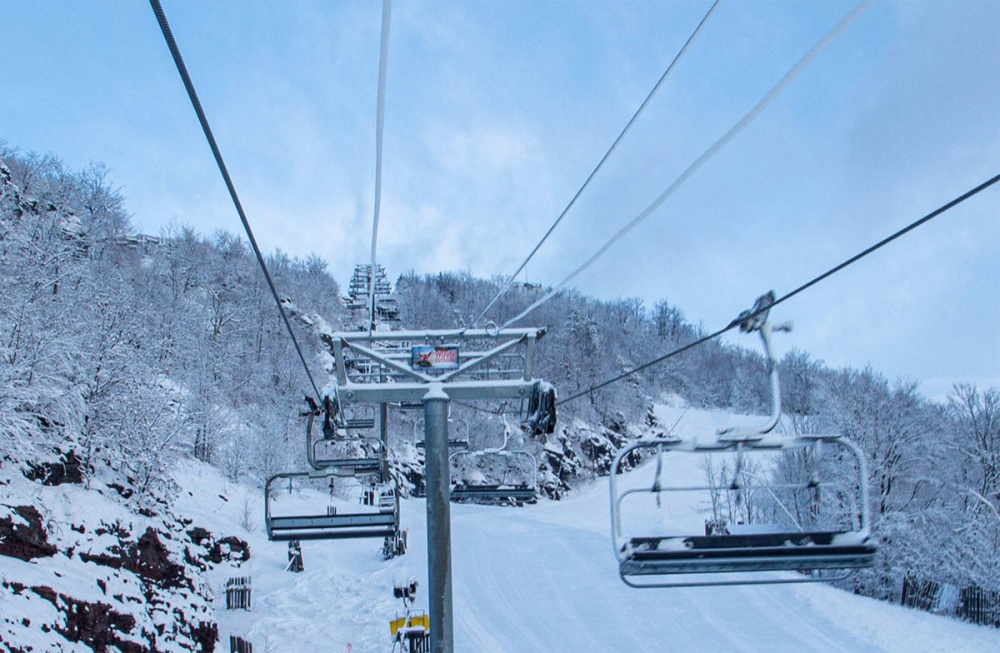 Hunter Mountain in USA - a ski lift going up a snowy mountain.