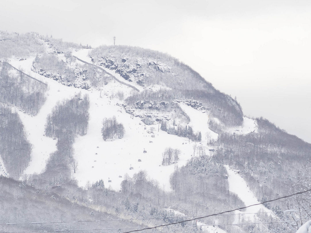 Hunter Mountain in USA - a snowy mountain covered in snow and trees.
