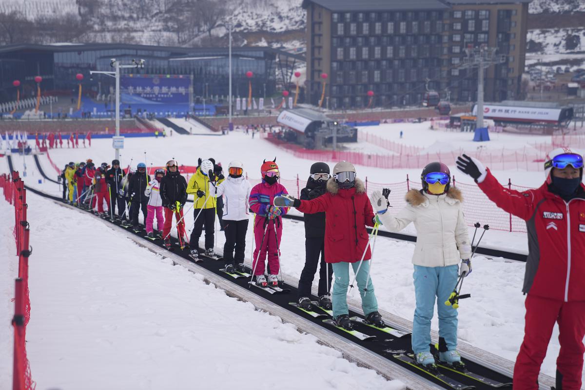 Wanfeng – Tonghua in China - a group of people on ski boards.
