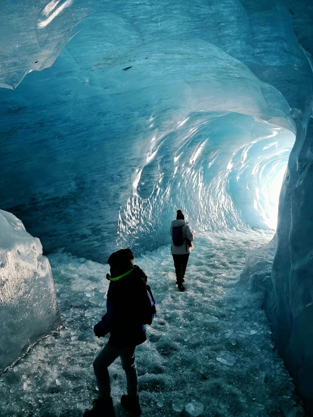 Station de Saint-Jean-Montclar in France - two people are walking through an ice cave.