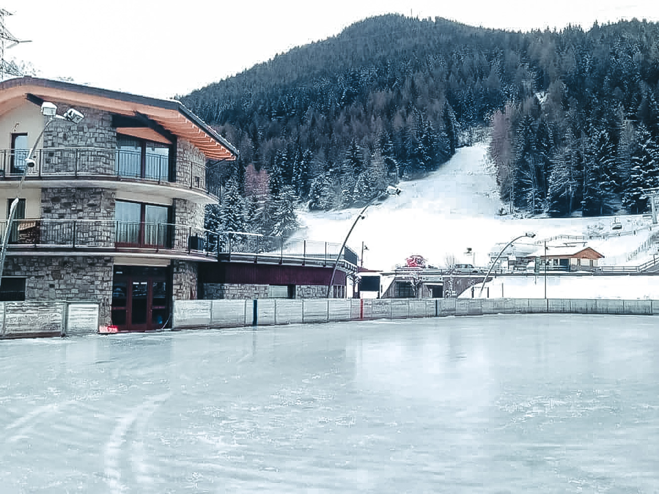 Consorzio Pontedilegno-Tonale (Ponte di Legno | ​Tonale | ​Presena Glacier Temù) in Italy - a large house with a lot of snow on it.