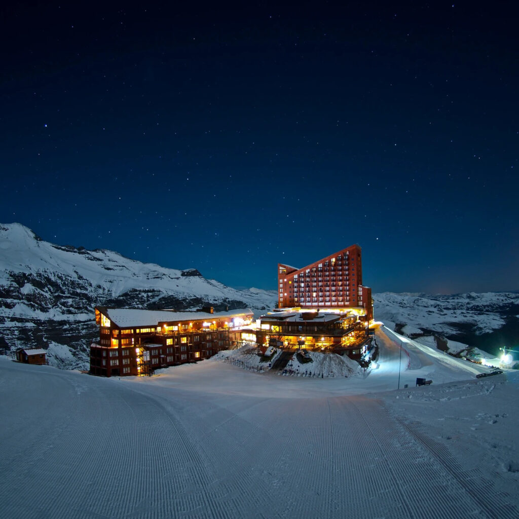 Arizona Snowbowl in USA: a hotel in the snow at night.