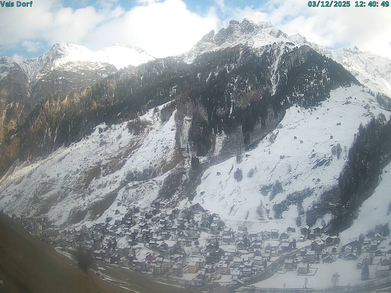 A chalet at the Vals – Dachberg ski resort in Graubünden, Eastern Switzerland. The stunning winter scene features snowy slopes and lively winter sports activities.