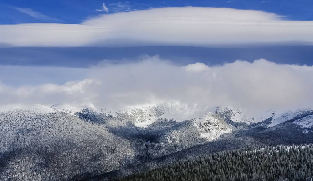 Mt Hood Skibowl in USA - a cloud over the mountains.
