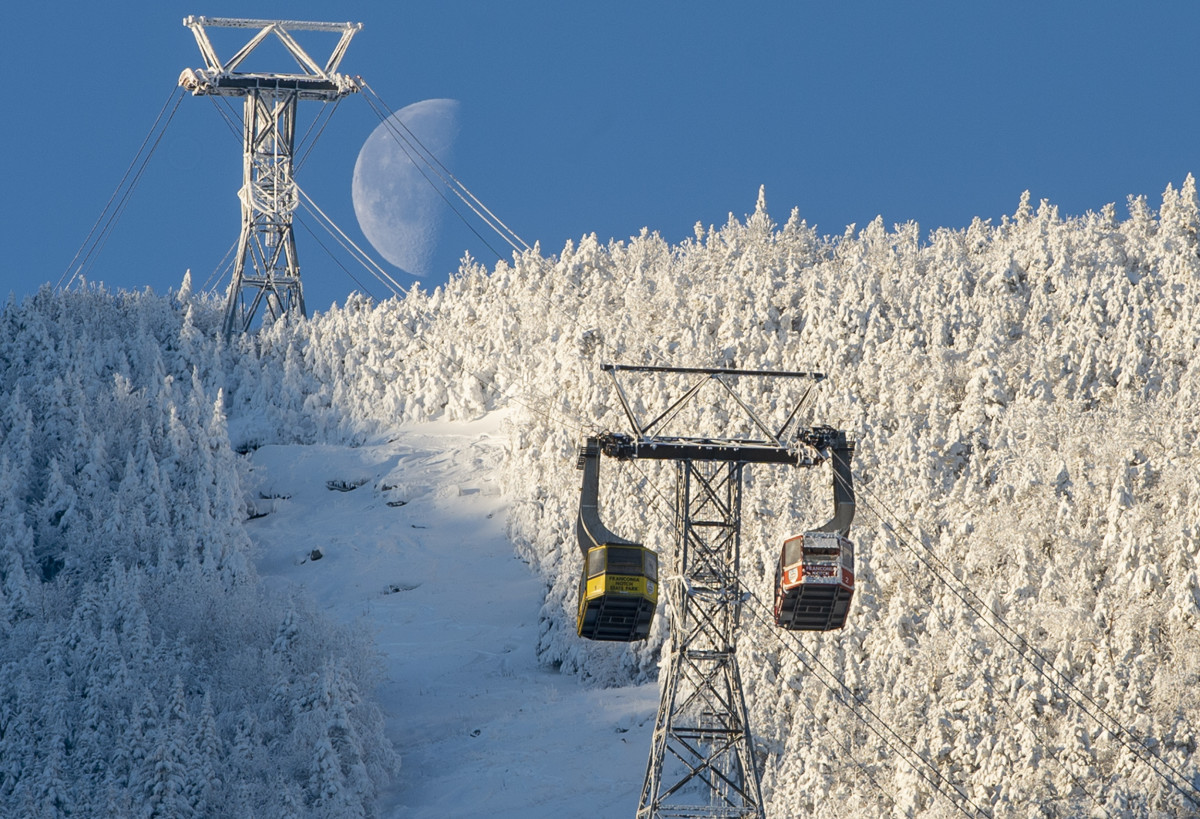 Cannon Mountain in USA - a ski lift going up a snowy mountain.