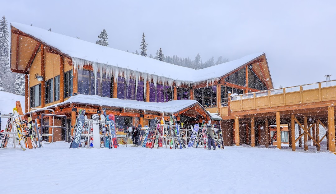 Mission Ridge WA in USA - a ski lodge with lots of snow on the ground.