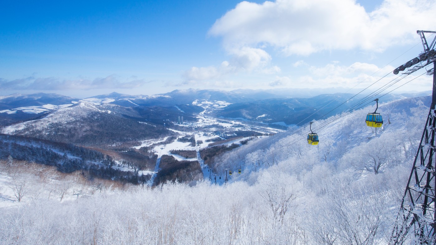 Hoshino Resorts Tomamu in Japan - a view from the top of a ski lift.