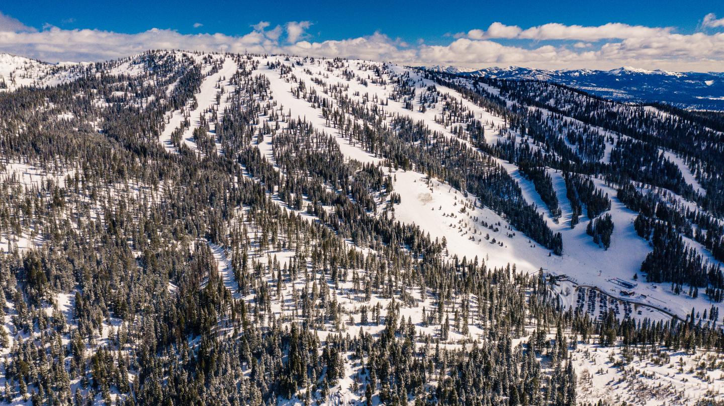Brundage Mountain in USA - a view from the top of a snowy mountain.