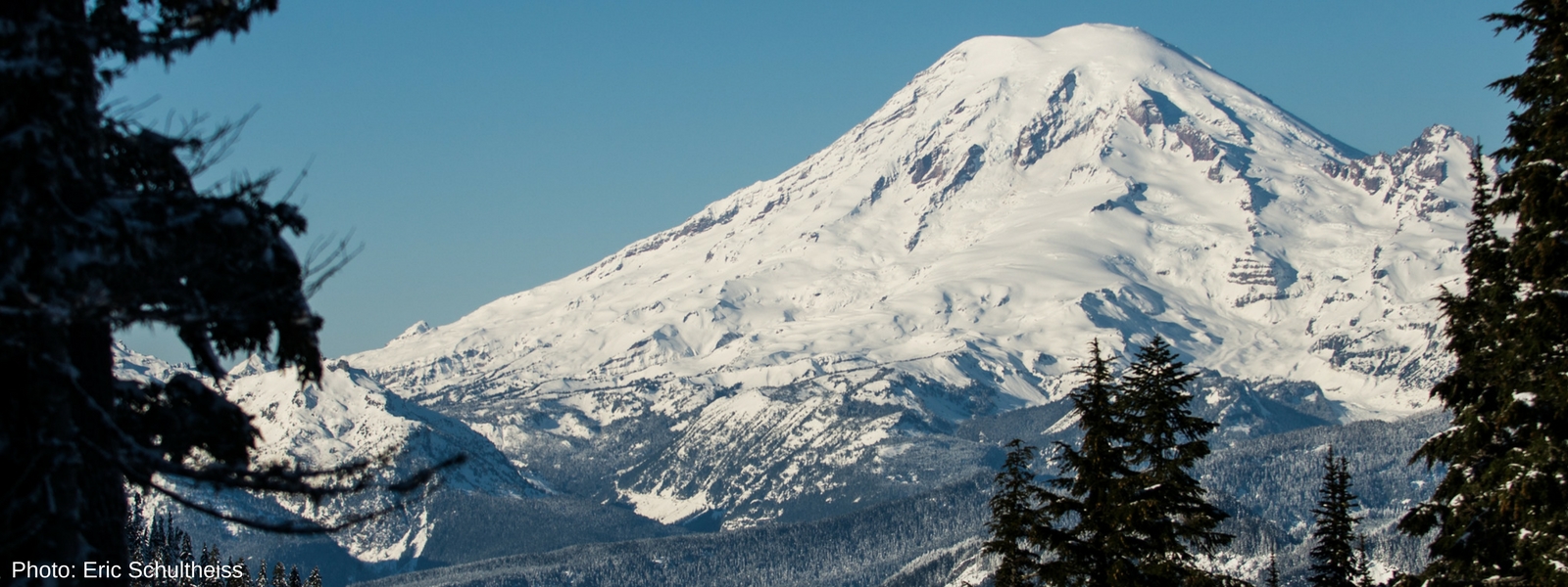 White Pass in USA - a clear blue sky.