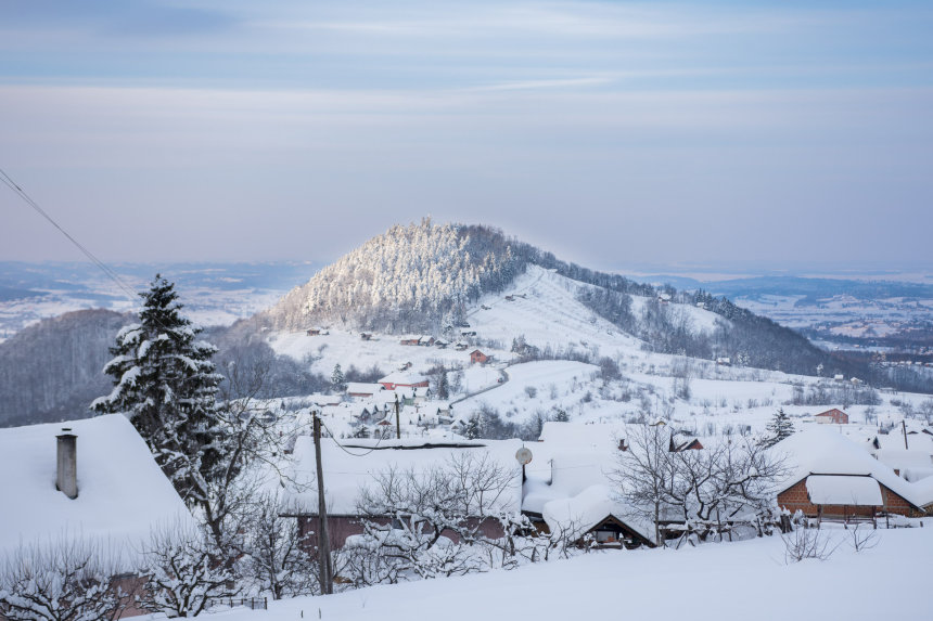 Skijalište Jarki in Croatia - a snowy landscape with a mountain in the background.