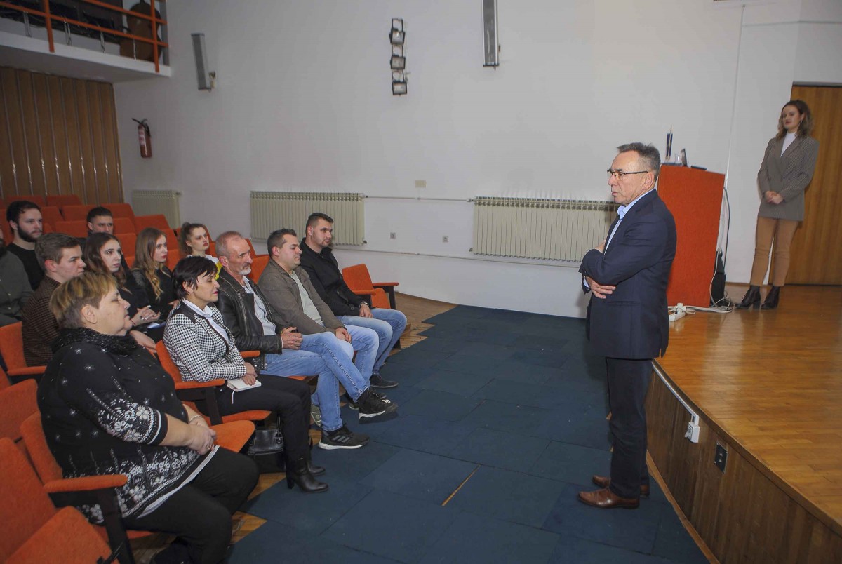 Skijalište Jarki in Croatia - a man standing in front of a group of people.