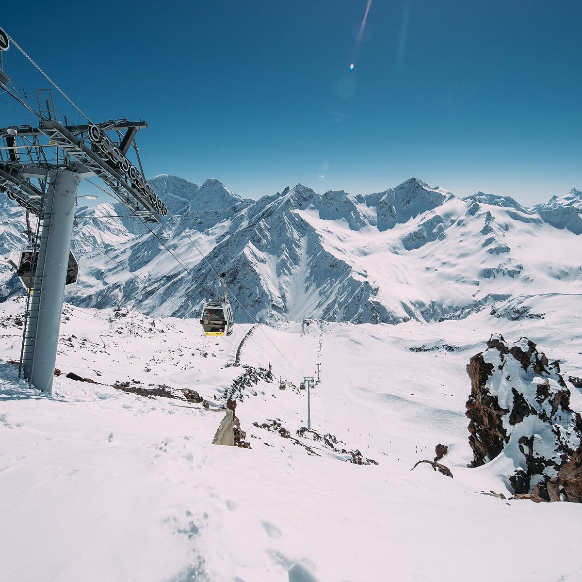 Gornolyzhnyy Kurort El'brus in Russia - a ski lift going up a snowy mountain.