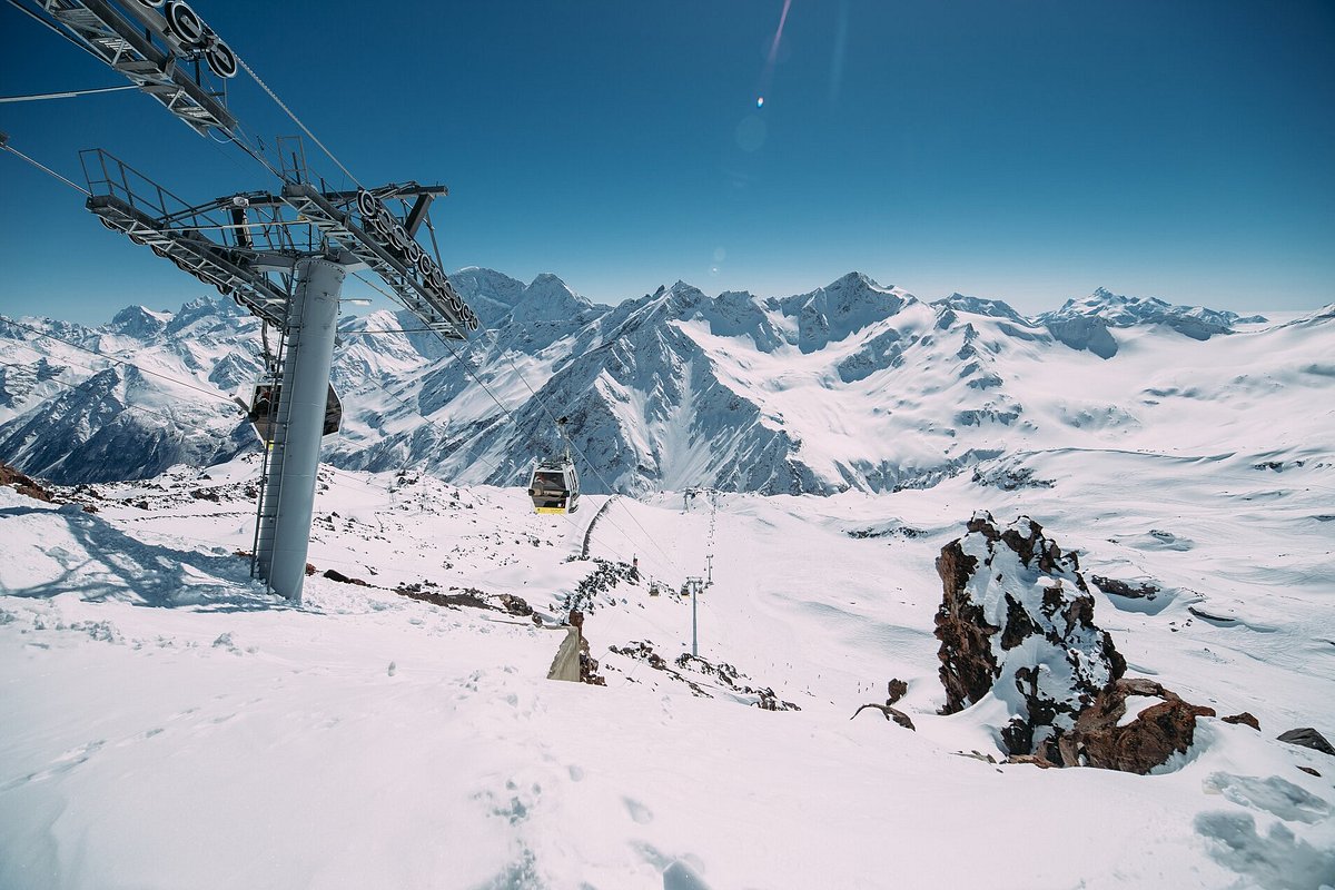 Gornolyzhnyy Kurort El'brus in Russia - a ski lift going up a snowy mountain.
