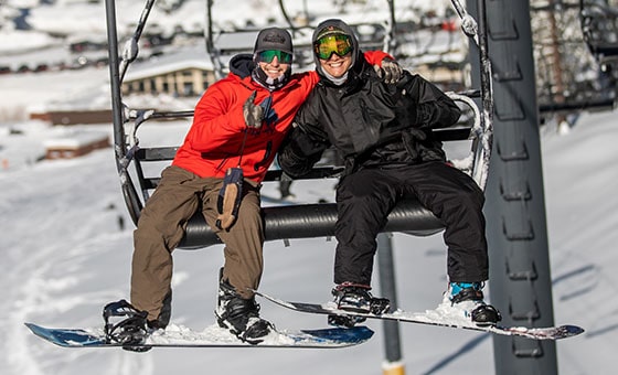 A snowboarder enjoying a day on the snowy slopes at Dodge Ridge in Pinecrest, California, USA.
