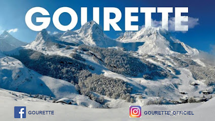 A picturesque winter scene at Blue Mountain Resort in Southern Ontario, Canada featuring a charming chalet amidst a popular ski resort. A delightful haven for winter sports enthusiasts, with mountains in the backdrop.