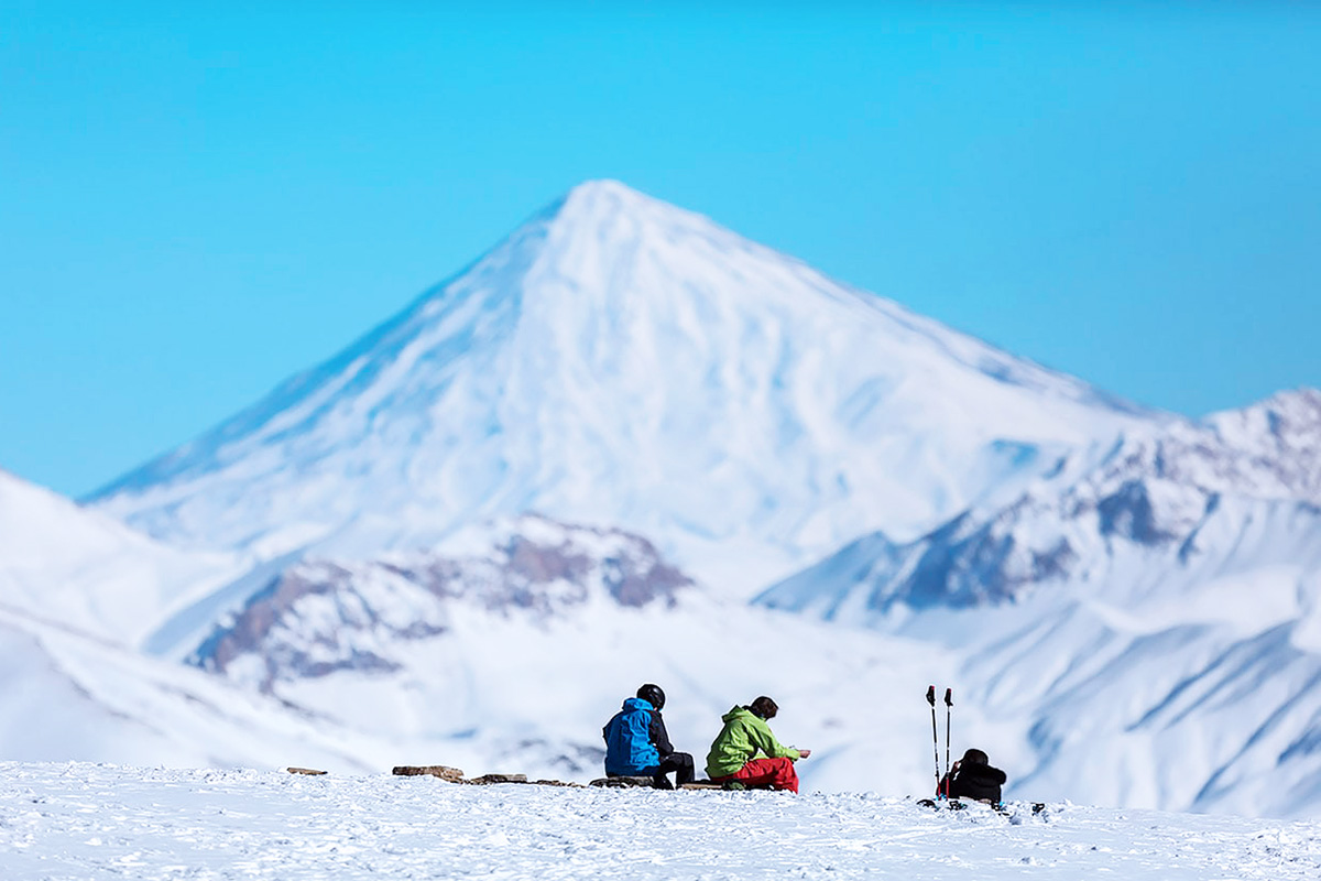 Payaee-chaee in Iran - a group of people sitting on top of a mountain.