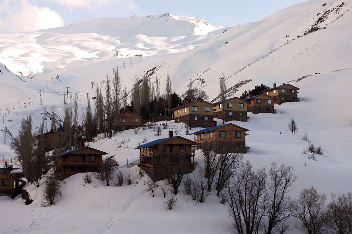 Payaee-chaee in Iran - a group of houses on a snowy hill.