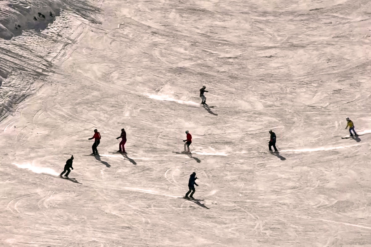 Payaee-chaee in Iran - a group of people skiing down a snowy slope.