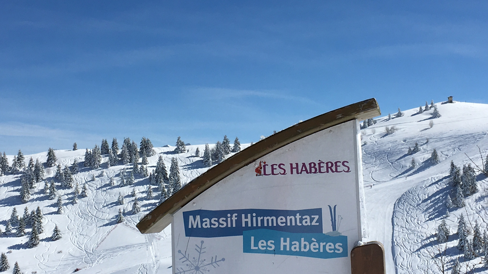 Hirmentaz | Les Habères – Bellevaux | Habère-Poche in France - a snow covered ski slope.