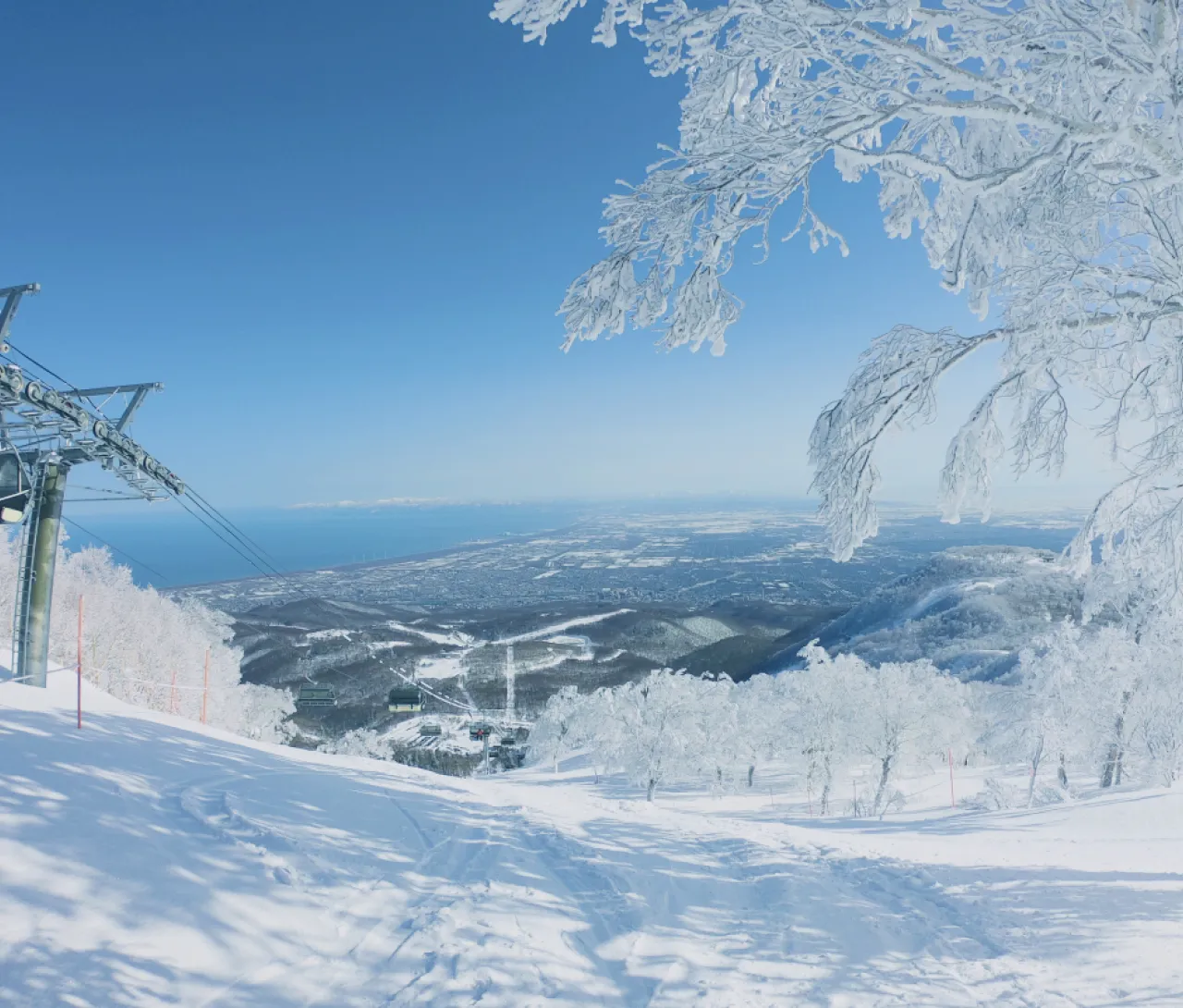 Sapporo Teine in Japan - a ski lift going up a snowy mountain.