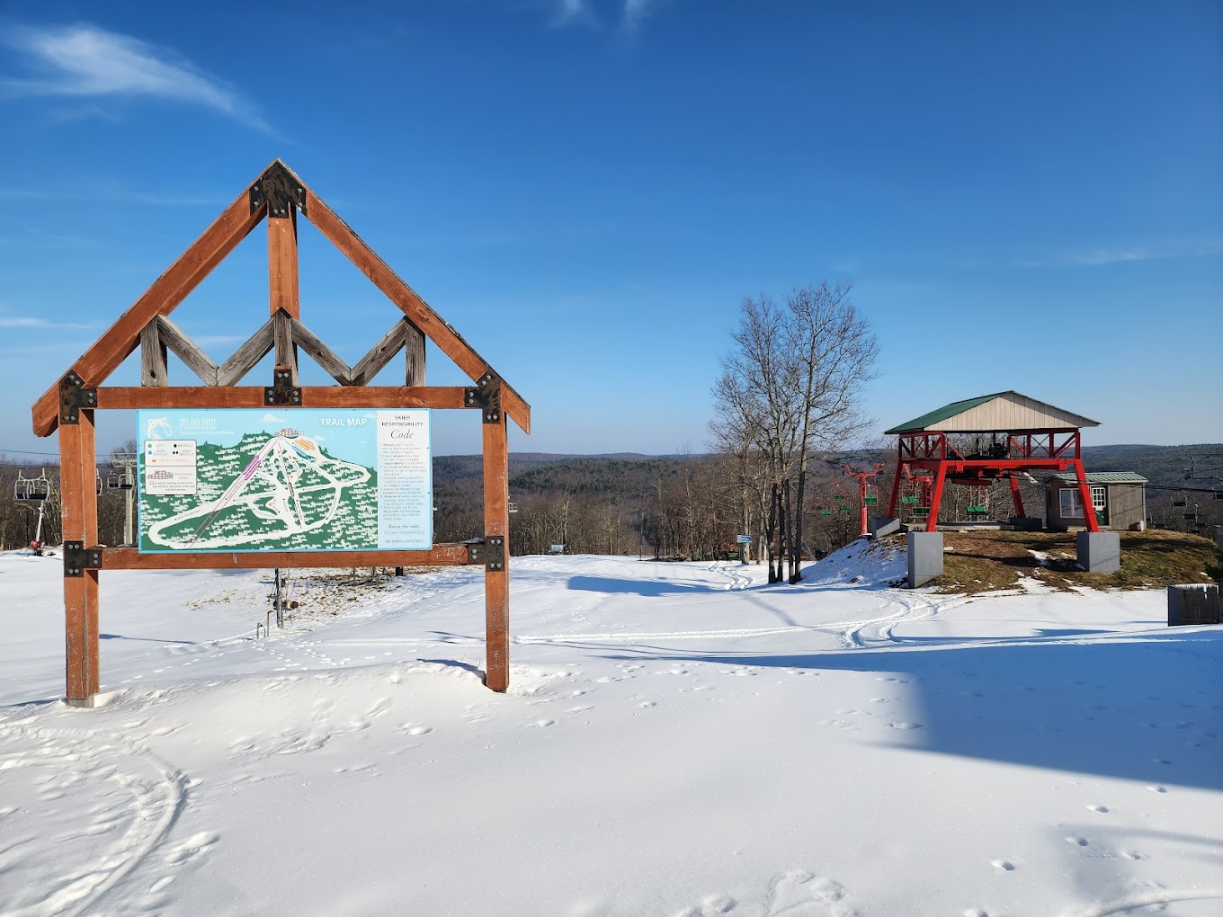 Ski Big Bear at Masthope Mountain in USA - a sign in the snow at the top of a mountain.