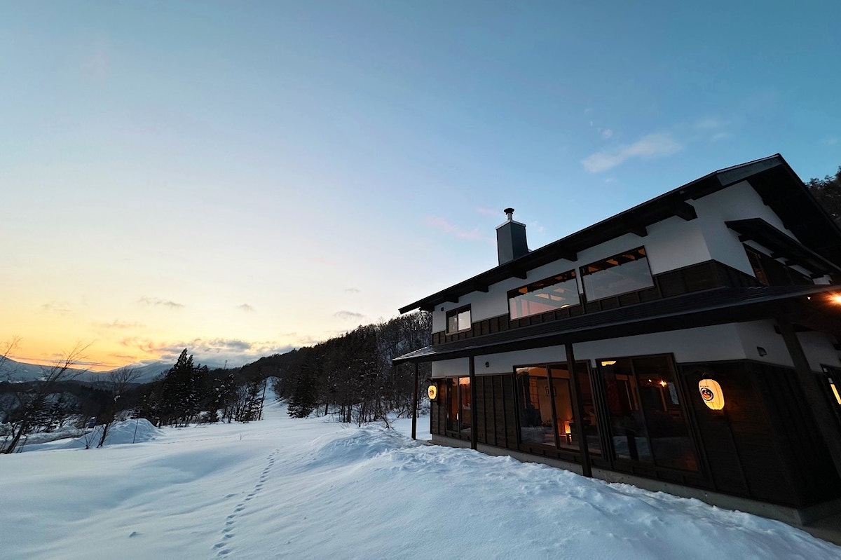 Madarao Tangram in Japan - a house in the snow at sunset.