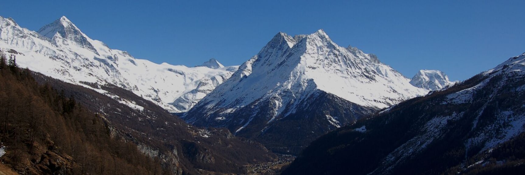 Espace Dent Blanche  |  Domaine skiable de Télé Evolène in Switzerland - a mountain range with snow covered mountains in the background.