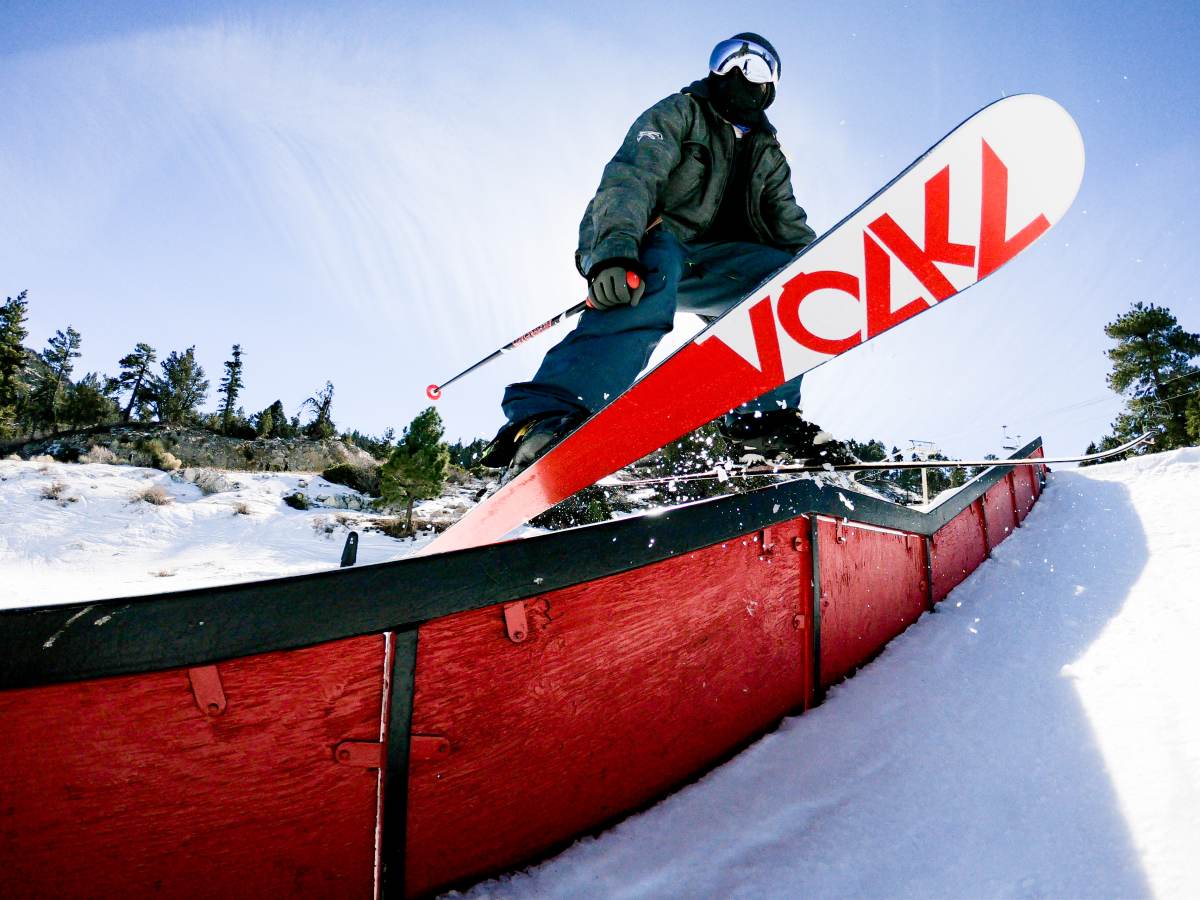 Bear Mountain – Big Bear Lake in USA - a man on a snowboard.